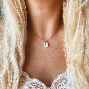 Free People Jewelry 18K Gold Plated Hypoallergenic Chain Simple Shell